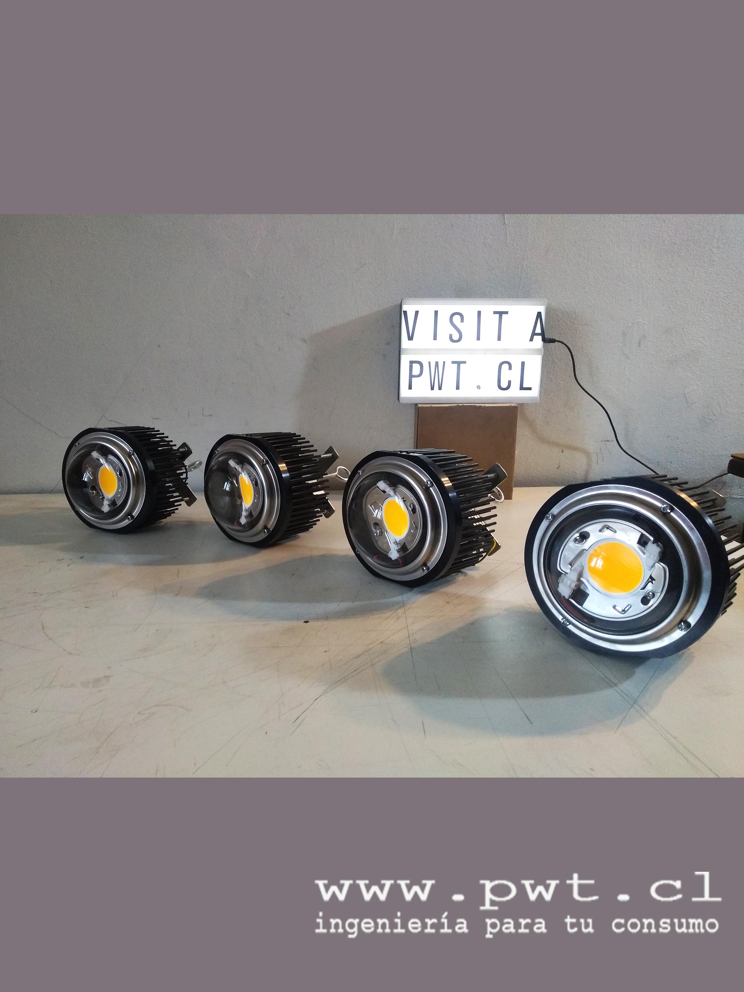 Panel LED de alta potencia en taller